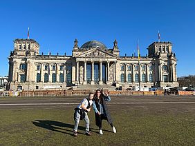 Marcel mit Erzieherin Kristina Oden vor dem Reichstag